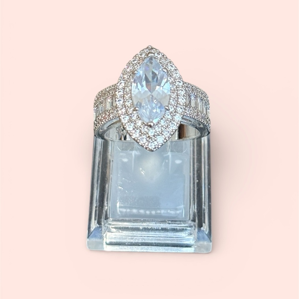 Elegant Silver Marquise Cut Ring